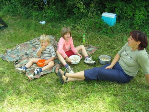 Při obědě Maruška Knapová, Martina Kobrlová a Štěpánka Knapová