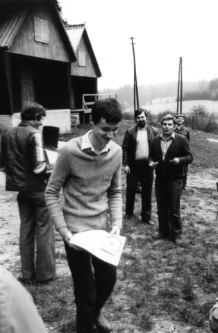 Při přebírání diplomu Vláďa Ferles OL5BCR. V pozadí Jirka Slavík OK1MIS (Hořice), Honza Cuc OK1JJC, Jirka Podlipný OK1MZO a Jaroslav Štefan (Železnice)