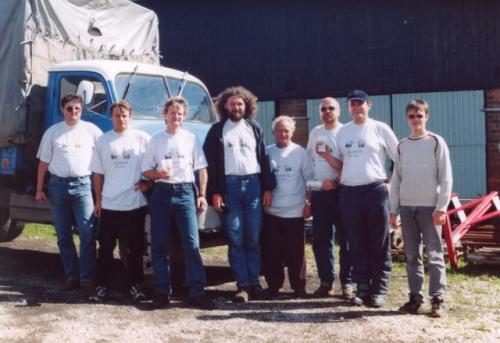 Zleva Aleš Stirand ex OK1VDZ, Petr Váradi OK1CDU, Martin Kobrle OK1TKN, Ota Kozlík OK1XAV, František Hejtman ex OK1HKW, Míla Vaněk OK1MWM, Pavel Podobský OK1MYA a Lukáš Kozlík OK1XEW