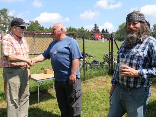 Honza OK1JC se vítal s Jirkou OK1UKY, přihlížel Béda OK1FXX