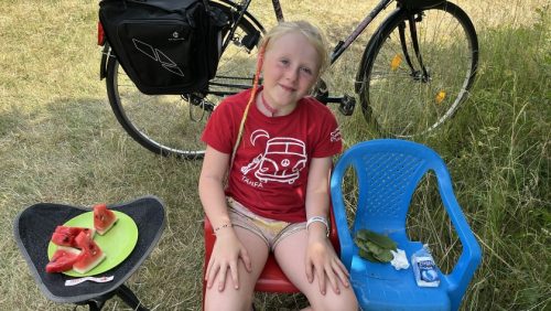 Po obědě patří ovoce. Karolínka