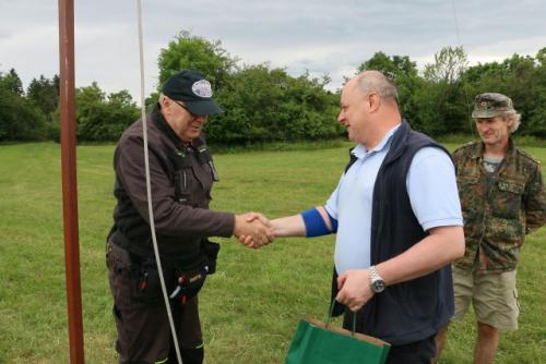 Oslava 65. narozenin Honzy Huryty OK1MNV, gratuloval Vláďa Ferles