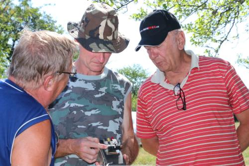 Zdeněk Krejčí OK1MKZ, Martin Kobrle OK1TKN a Pepa Nosek OK1NO při studiu zdroje čínské výroby