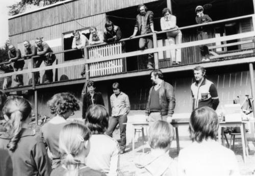 Rozprava před závodem. Zleva na tribuně Ruda Weber OK1VHD, Hynek Trnka OK1ASH (Hořice), Standa Blážka OK1MBS, Petr Nykl OL5BIW, Míla Jůza OK1DMJ, Milan Podobský, Pepa Nosek OK1AXN. Pod tribunou zleva Eva Krejčová OK1DLR a Jana Krejčová OL5BAA (Turnov), Honza Cuc OK1JJC a Standa Malínský (Lanškroun)