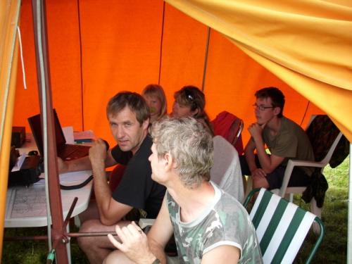 U zařízení Petr Knap OK1AKI, anténu směroval Martin Kobrle OK1TKN, přihlíželi Věra a Tomáš Kobrlovi