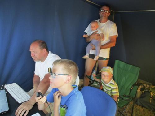 PDM 2019 - u mikrofonu Ondra Pokorný, zapisoval táta Roman OK1NPF a dohlížel VO Petr Knap OK1AKI s vnoučaty Karolínkou a Mikulášem