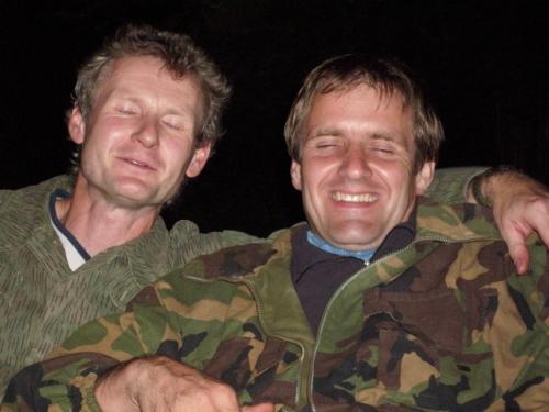 Při večerním posezení u ohně Martin Kobrle OK1TKN a Petr Knap OK1AKI