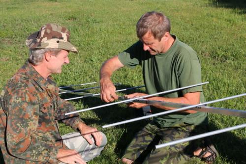 Poslední úpravy antény pro pásmo 2 m dodělávali Martin Kobrle OK1TKN a Petr Knap OK1AKI