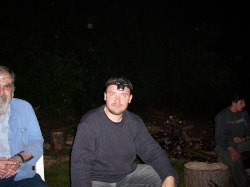 Večer u ohně trávili i Honza Cuc OK1JC, Roman Pokorný OK1NPF a Kuba Knap