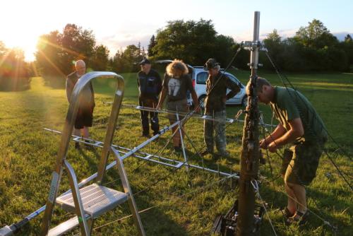 Na vztyčování antény pro pásmo 70 cm se připravovali Vláďa Ferles, Honza Huryta OK1MNV, Ota Kozlík OK1XAV, Martin Kobrle OK1TKN a Petr Knap OK1AKI
