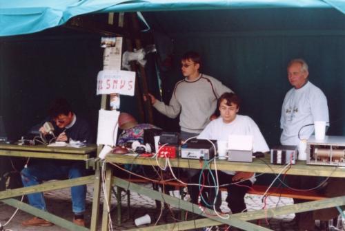 Vysílací pracoviště OL5NVS. S páječkou Aleš Stirand ex OK1VDZ, Lukáš Kozlík OK1XEW, Petr Váradi OK1CDU, František Hejtman ex OK1HKW