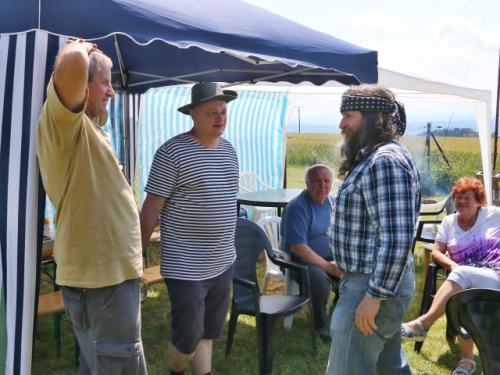 Petr OK1AKI, Vláďa OK1FUJ v rozhovoru s Bédou OK1FXX. Přihlíželi Jirka OK1UKY s manželkou Danou OK1IFD