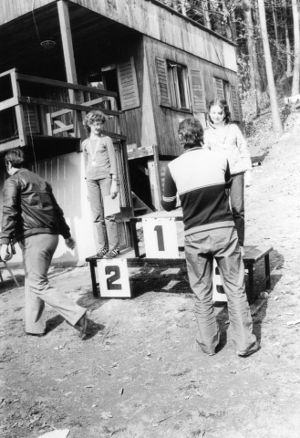 Vyhlášení výsledků – II. místo Pavlína Dědková (Turnov), odcházející Honza Cuc OK1JJC, předávající Standa Malínský (Lanškroun)