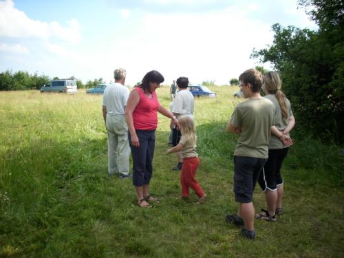 Při přípravě na odjezd Ota Knap st., Štěpánka, Blanka a Maruška Knapovi, v pozadí Martin Kobrle OK1TKN a Tomáš a Věra Kobrlovi