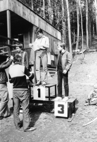 Vyhlášení výsledků – II. místo Mirek Polívka, zezadu Honza Cuc OK1JJC a Standa Malínský (Lanškroun)