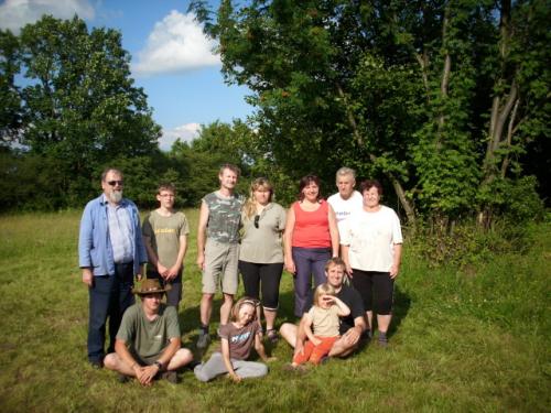 Závěrečné foto - stojící Honza Cuc OK1JC, Tomáš, Martin OK1TKN a Věra Kobrlovi, Štěpánka, Ota st. a Blanka Knapovi, sedící Kuba Knap, Martina Kobrlová, Maruška a Petr OK1AKI Knapovi