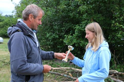 VO Petr Knap OK1AKI předal ocenění za PDM 2018 dceři Marušce