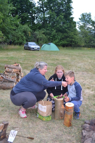 Při krmení mládeže Jitka, Natálka a Martin ml. Cucovi
