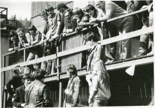 Vyhlašování výsledků. Pod tribunou zleva Petr Nykl OL5BIW a Jirka Slavík OK1MIS (Hořice), na tribuně zleva Milan Podobský, Míla Jůza OK1DMJ, Naďa Romaniuková OK1-31582, Martin Kobrle, Petr Knap OL5BJD, Aleš Stirand OL5VGB, Pepa Nosek OK1AXN, Pavel Podobský Petr Podobský, Honza Huryta OK1MNV