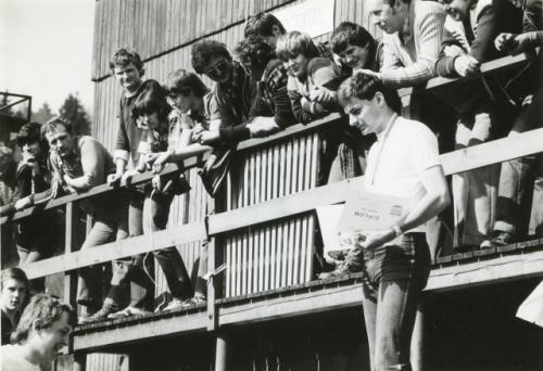 Vyhlašování výsledků. Pod tribunou zleva Petr Nykl OL5BIW, Josef Svěcený (Hradec Králové) a na stupínku Mirek Šimáček (Pardubice). Na tribuně zleva Ruda Weber OK1VHD, Milan Podobský, Míla Jůza OK1DMJ, Martin Kobrle, Naďa Romaniuková OK1-31582, Petr Knap OL5BJD, Aleš Stirand OL5VGB, Pepa Nosek OK1AXN, Pavel Podobský, Petr Podobský, Honza Huryta OK1MNV, a Tonda Matěják (Lázně Bělohrad)