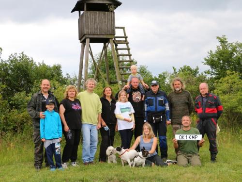 Závěrečné foto - Roman OK1NPF a Ondra Pokorní, Věra a Martin OK1TKN Kobrlovi, Štěpánka a Maruška Knapovi, Mikuláš, Vítek a Anička Pírovi, Honza Huryta OK1MNV, Ota Kozlík OK1XAV, Vláďa Ferles a Petr Knap OK1AKI