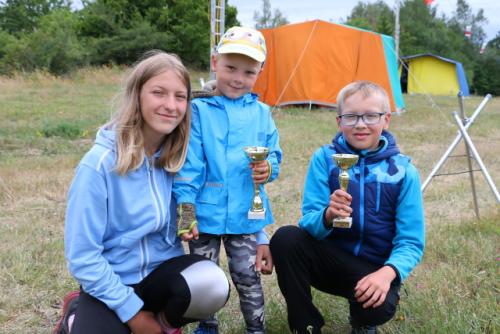 Mládež s poháry za PDM 2018 - zleva Maruška Knapová se synovcem Mikulášem a Ondra Pokorný