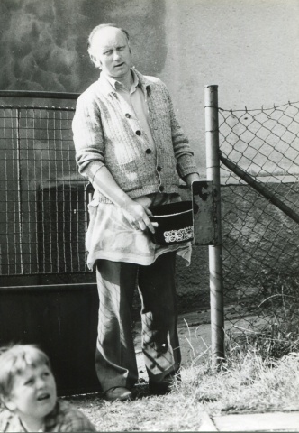 Hospodář Vašek Antoš OK1ARP při přípravě občerstvení