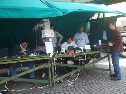 S páječkou Aleš Stirand ex OK1VDZ, Lukáš Kozlík OK1XEW, Petr Váradi OK1CDU, František Hejtman ex OK1HKW a Martin Kobrle OK1TKN