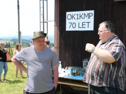Vláďa OK1FUJ při rozhovoru s Jardou OK1XFA