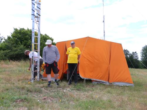 Začátek balení po závodě - Petr Knap OK1AKI, Vláďa Ferles OK1FUJ a Honza Huryta OK1MNV