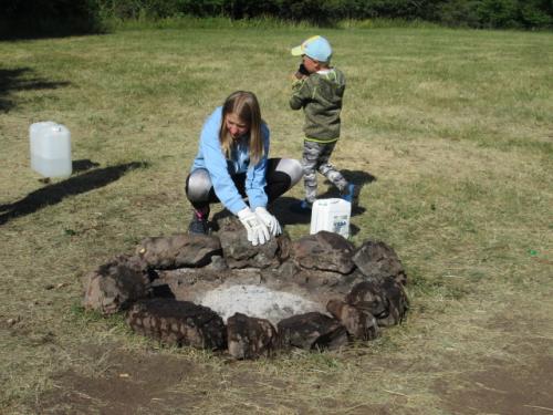 Maruška Knapová se synovcem Mikulášem při rozebírání ohniště