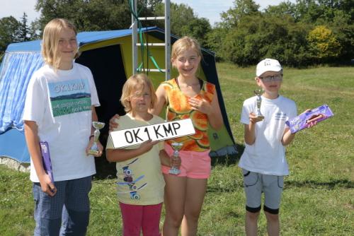 Soutěžní tým, který v PDM 2017 obsadil druhé místo Maruška Knapová, Marie Ester a sestra Berenika Veselá, Ondra Pokorný