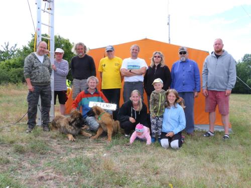 Společné skupinové foto - stojící Roman Pokorný OK1NPF, Vláďa Ferles OK1FUJ, Ota Kozlík OK1XAV, Honza Huryta OK1MNV, Petr Knap OK1AKI, Věra Kobrlová, Honza Cuc OK1JC a Vítek Píro, sedící Dax a Mia, Martin Kobrle OK1TKN, Anička, Karolína a Mikuláš Pírovi a Maruška Knapová