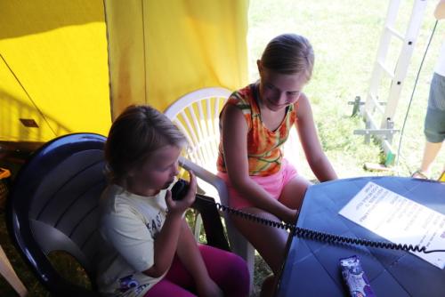 U mikrofonu Marie Ester, sledovala sestra Berenika Veselá