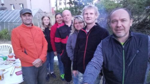 Společné foto - Petr OK1AKI, Maruška a Štěpánka Knapovi, Vláďa Ferles OK1FUJ, Věra a Martin OK1TKN Kobrlovi, Roman Pokorný OK1NPF