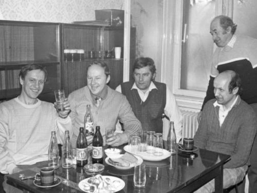 Večerní posezení. Jirka Koukol OK1MWD (Jičín), Honza Huryta OK1MNV, Jirka Podlipný OK1MZO, Oldřich Hejda OK1AVN a stojící p. Ludmila (OV Svazarmu Svitavy)