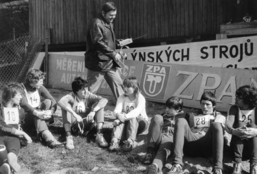 Relaxace před startem. Hlavní rozhodčí Ing. Josef Krejčí OK1VKJ