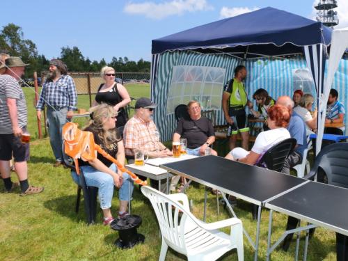 Někteří návštěvníci - Vláďa OK1FUJ, Béda OK1FXX, Veronika OK1ZLO, v popředí Věra, Honza OK1JC, Zdeněk OK1MKZ a Dana OK1IFD