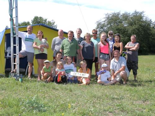 Tradiční závěrečné foto - Petr OK1AKI, Štěpánka a Bud Knapovi, Vláďa Ferles, Martin Veselý, Martin OK1TKN a Věra Kobrlovi, Marek Jirásko, Martina Kobrlová, Honza Cuc OK1JC, Anička Procházková, Zdeněk Krejčí OK1MKZ, Roman OK1NPF a Ondra Pokorní, Berenika Veselá, Maruška Knapová, Petra a Dominik Jiráskovi
